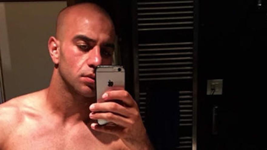 Aymen Abdennour comparte una foto semidesnudo