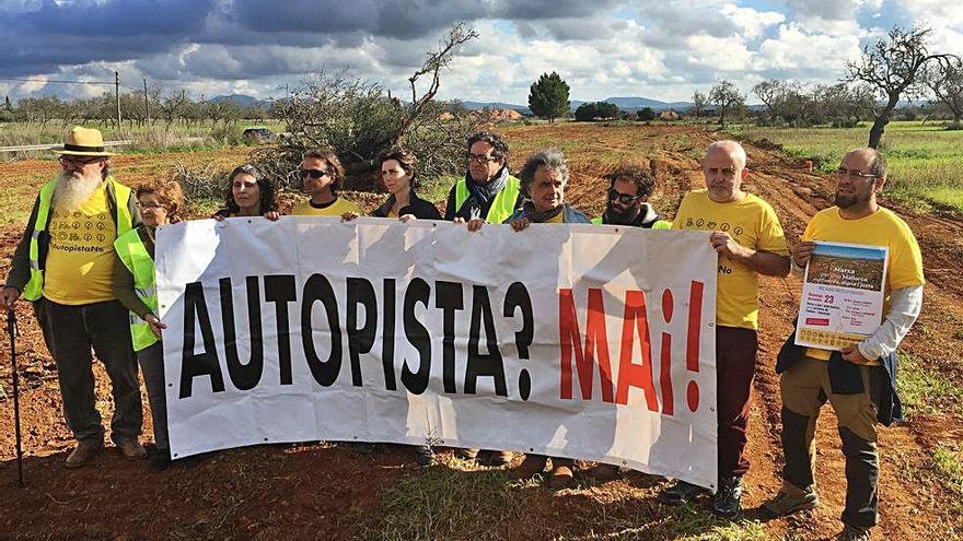 Los antiautopista desplegaron una pancarta reivindicativa contra el proyecto.