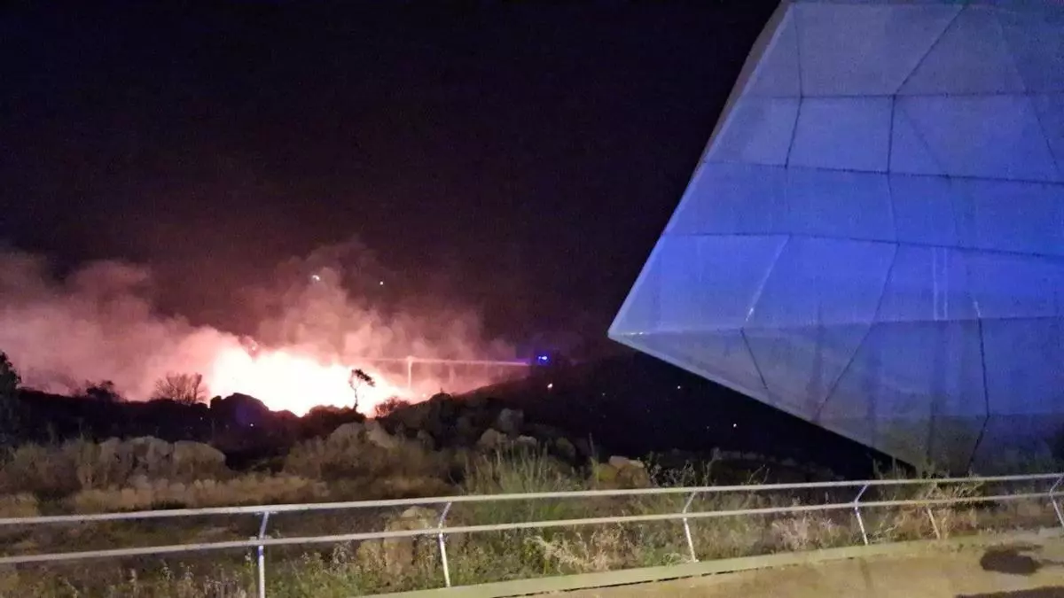 Video | Alarma en Plasencia por un incendio forestal junto al Palacio de Congresos