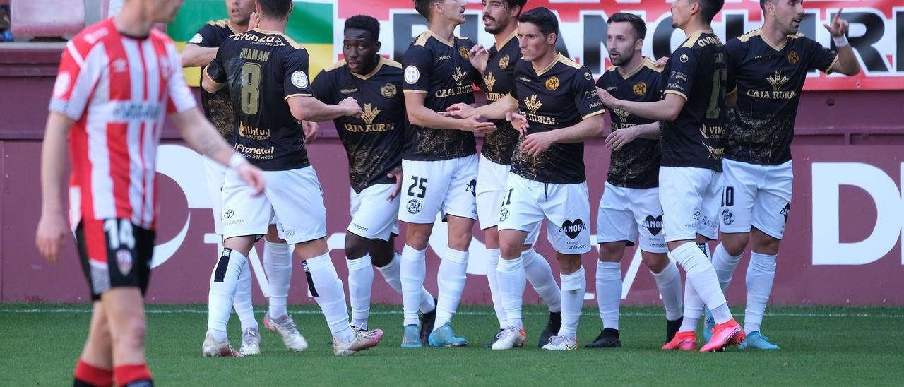 Los jugadores del Zamora CF celebran el 1-1 en Las Gaunas.