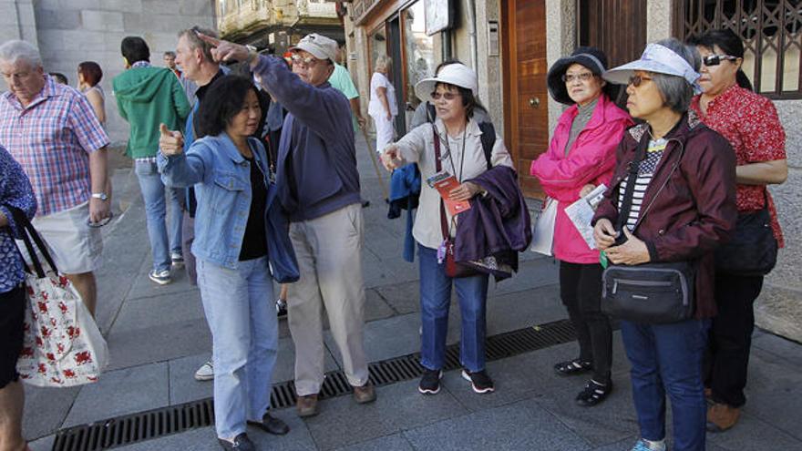 Un grupo de visitantes en el Casco Vello de Vigo. // Jorge Santomé