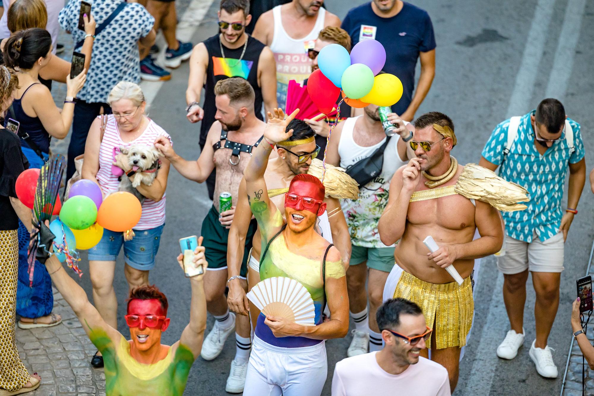 Como en ediciones anteriores, The Parade ha comenzado esta tarde desde el Rincón de Loix, recorriendo el Paseo de la Playa de Levante Levante y un tramo de la avenida Mediterráneo hasta alcanzar el auditorio Julio Iglesias del Parque de l’Aigüera donde se ha continuado la fiesta.