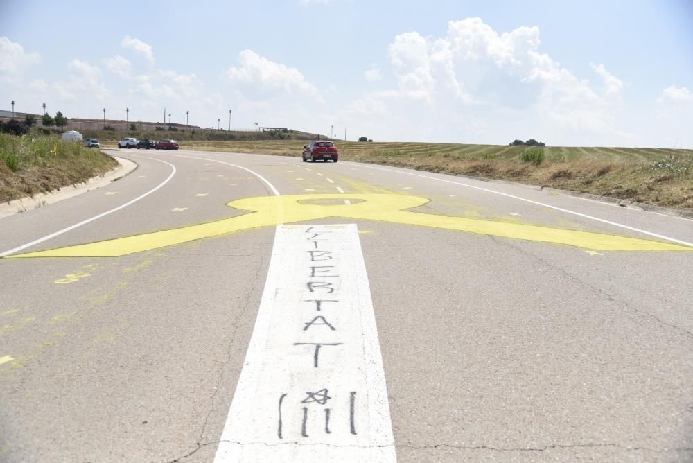 L'entorn de la presó de Lledoners es lleva tenyit