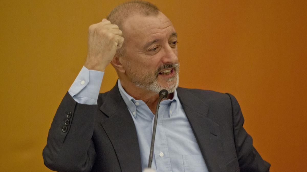 Pérez-Reverte dice que escribir le hace el mundo &quot;asombrosamente soportable&quot;