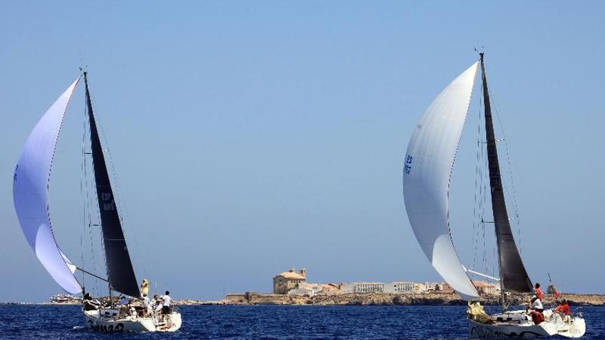 La flota tras su paso por la isla de Tabarca, prueba cumbre de la regata alicantina