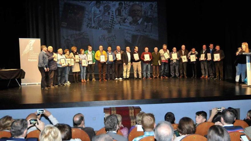 Participantes en el homenaje a Calo y Lini, en el Nuevo Teatro de La Felguera.