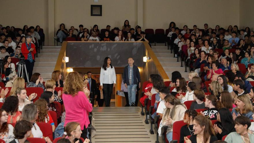 EN IMÁGENES: Así fue el encuentro de Murakami con escolares en Avilés