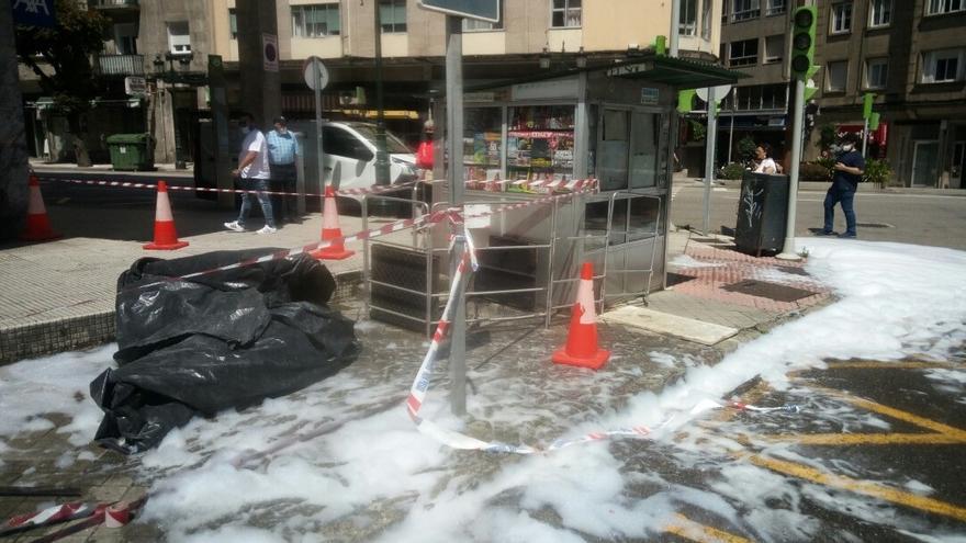 El kiosco afectado en el cruce de las calles Padre Feijóo y Pizarro.