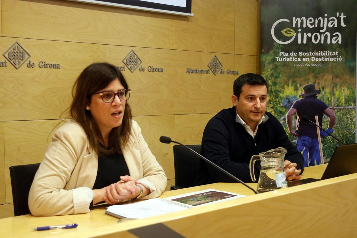 La vicealcaldessa de Girona, Gemma Geis, i el soci de l'empresa FD Acrònim, Ignasi Doy, durant la presentació