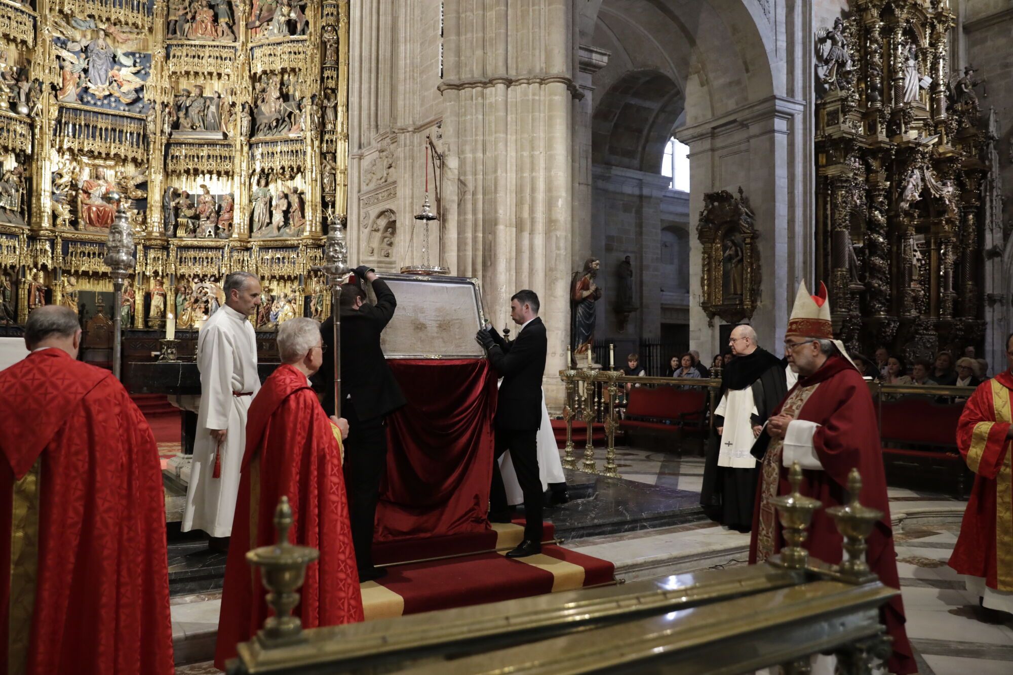 El fervor por el Santo Sudario deja pequeña la Catedral en la misa mateína
