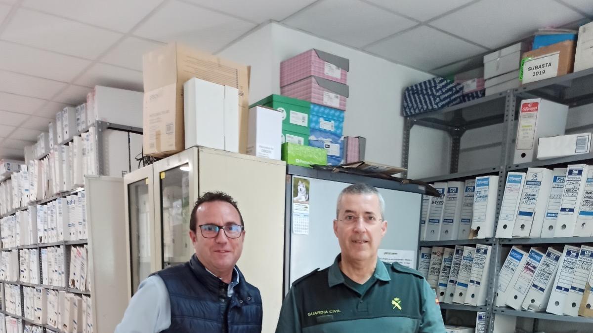 Alberto Moreno, director de Coinbroker Murcia, entrega material sanitario a un guardia civil.