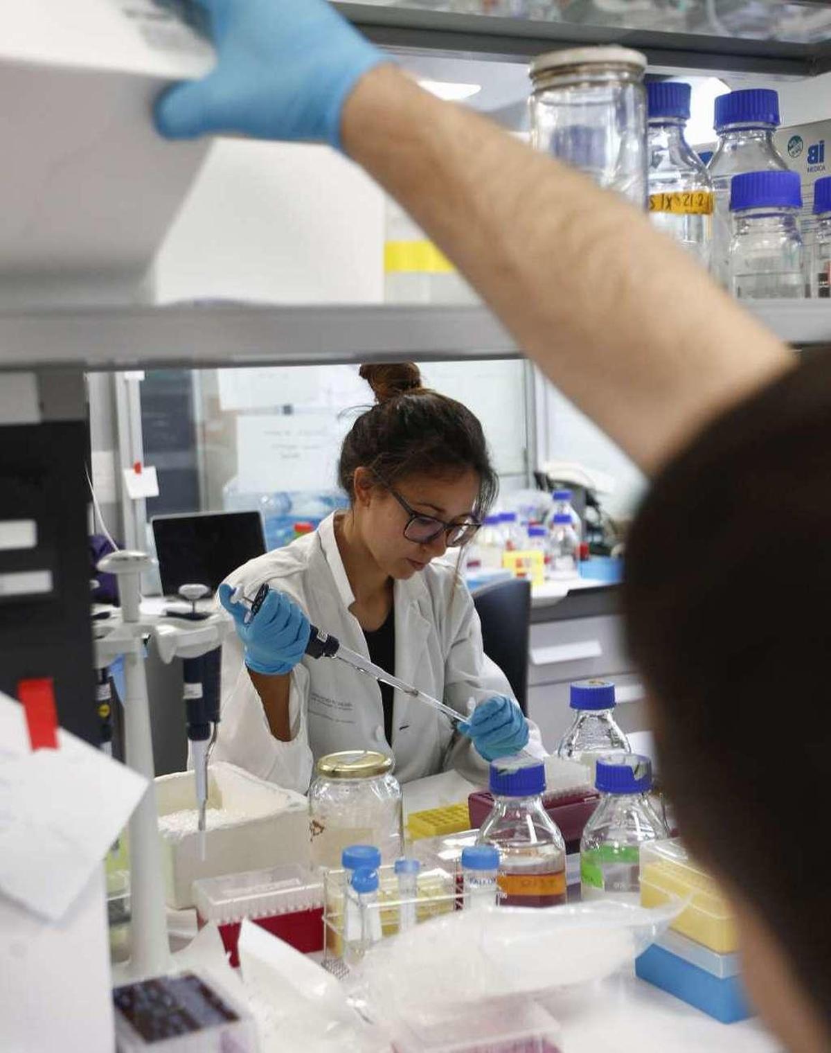 Una científica de la Fundación para la Investigación Biosanitaria (Finba), en el laboratorio.