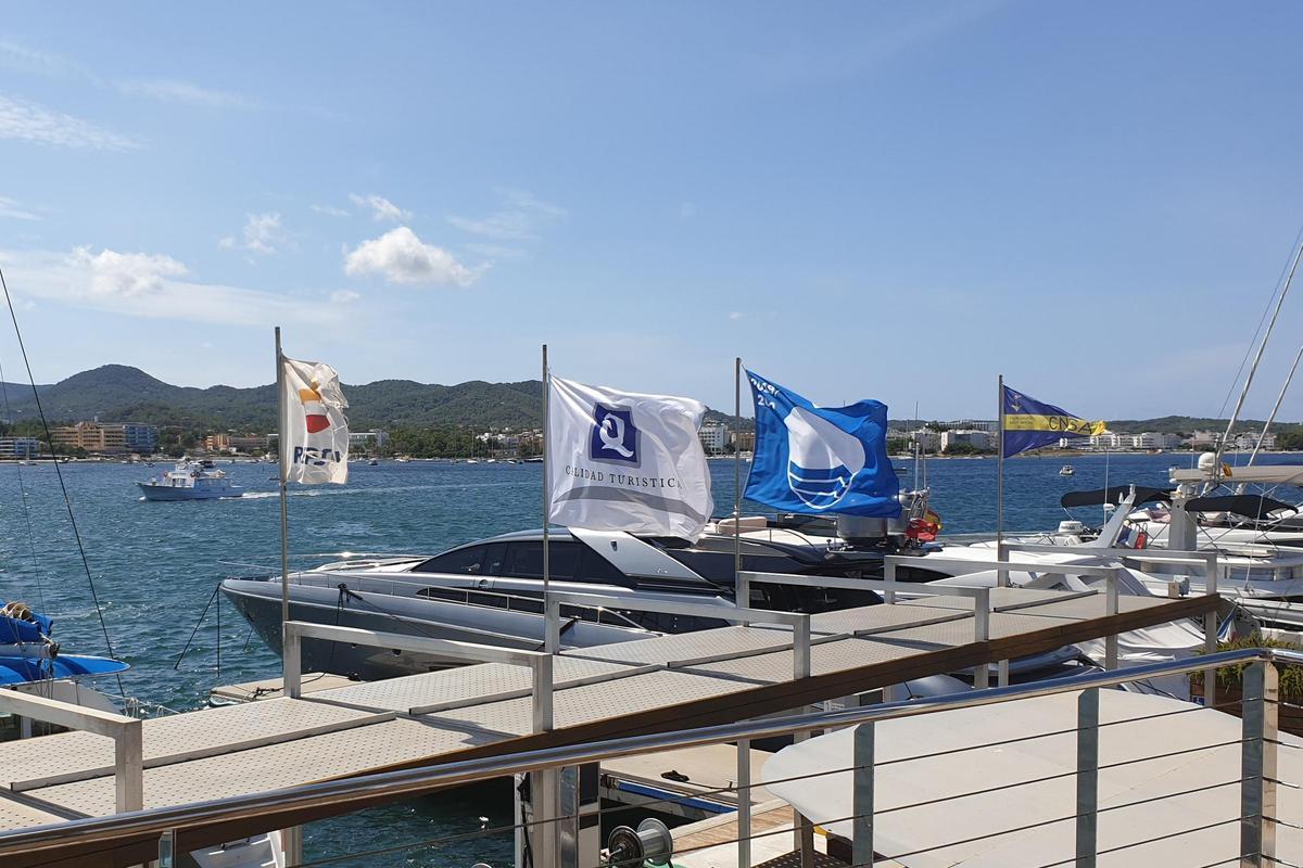 Bandera azul izada en el Club Náutico de Sant Antoni.