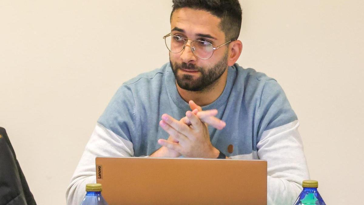 El concejal de Somos, Sergio Soutelo, en un pleno de Ribadumia.