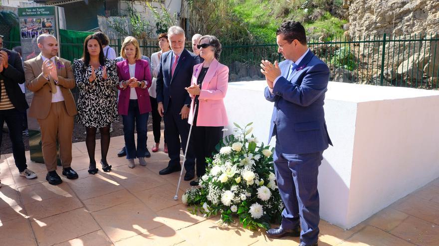 Visita de Ángel Víctor Torres al pozo del olvido en el Barranco de Tenoya