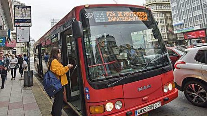 Una joven entra en un autobús en la plaza de Pontevedra.