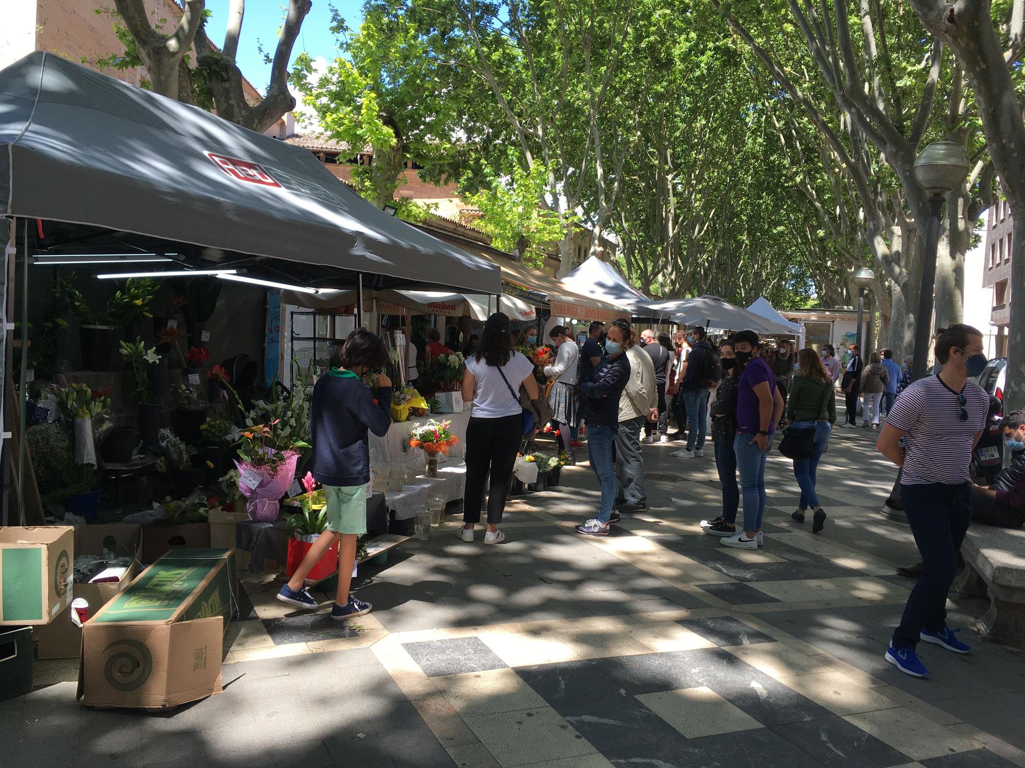 El Día de la Madre llena de flores y de gente la Rambla de Palma