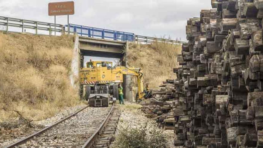 Trabajos de desmantelamiento de la línea de ferrocarril en Barcial del Barco hace unos meses.