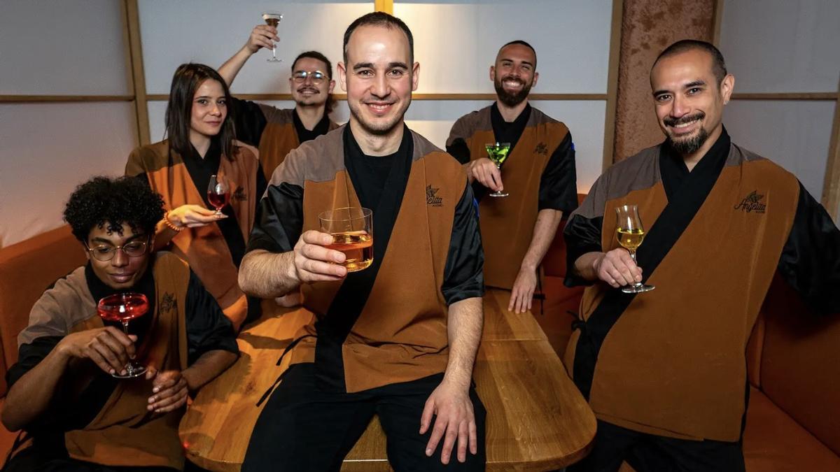 Mario Villalón, junto al equipo de coctelería de Angelita.