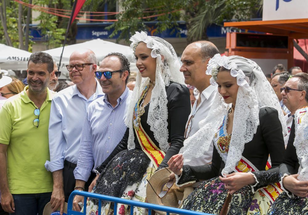 La sexta mascletà del concurso ofrece un espectáculo monótono, con un intenso final terrestre simultáneo que envuelve la plaza