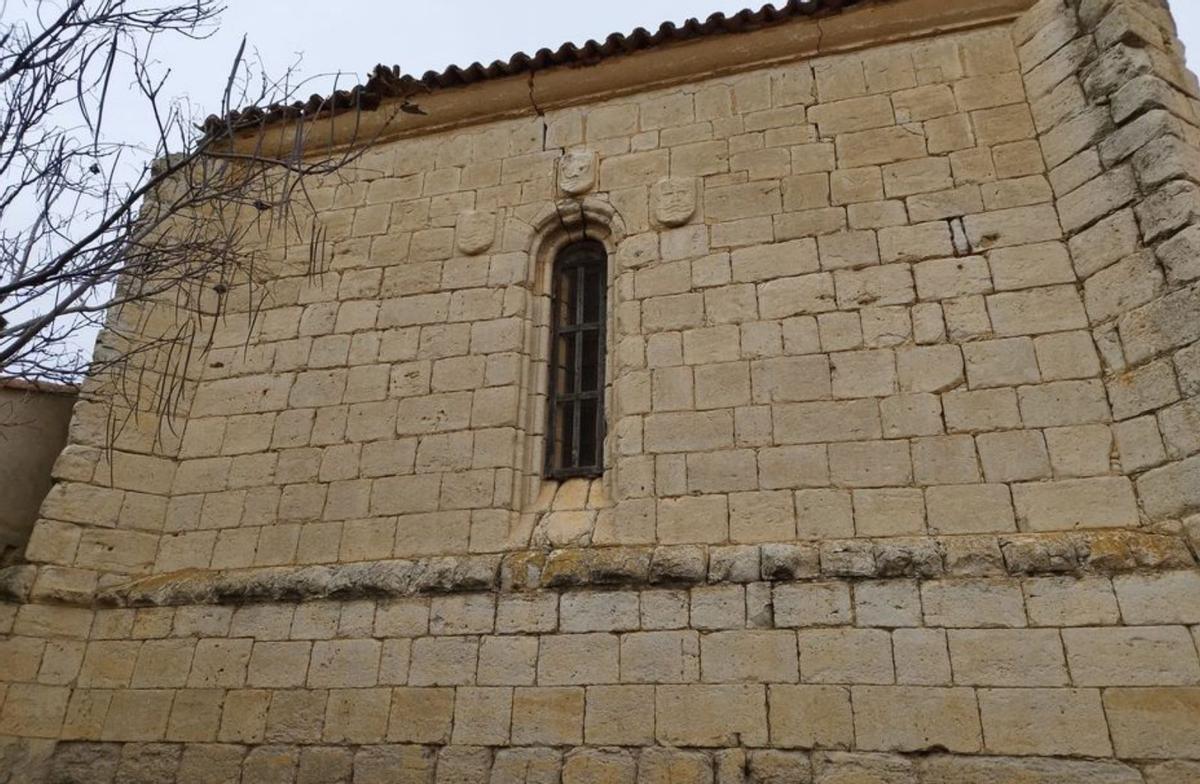 Grietas de la fachada en una de las naves del templo. | M. J. C.