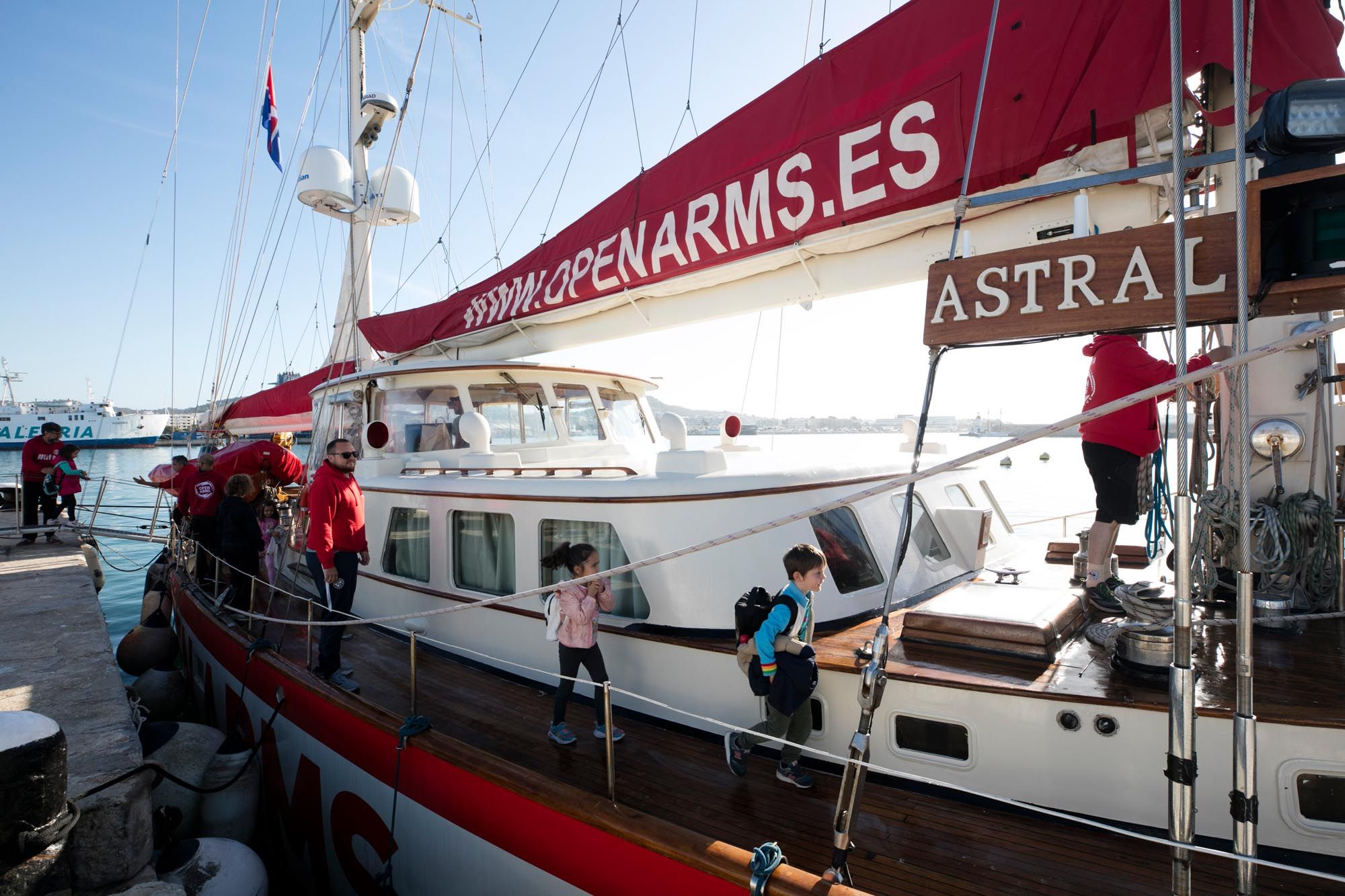 Puertas abiertas del Open Arms en el puerto de Ibiza