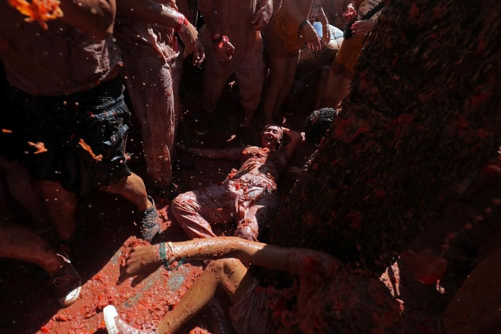 Unes 20.000 persones participen a la Tomatina de Bunyol