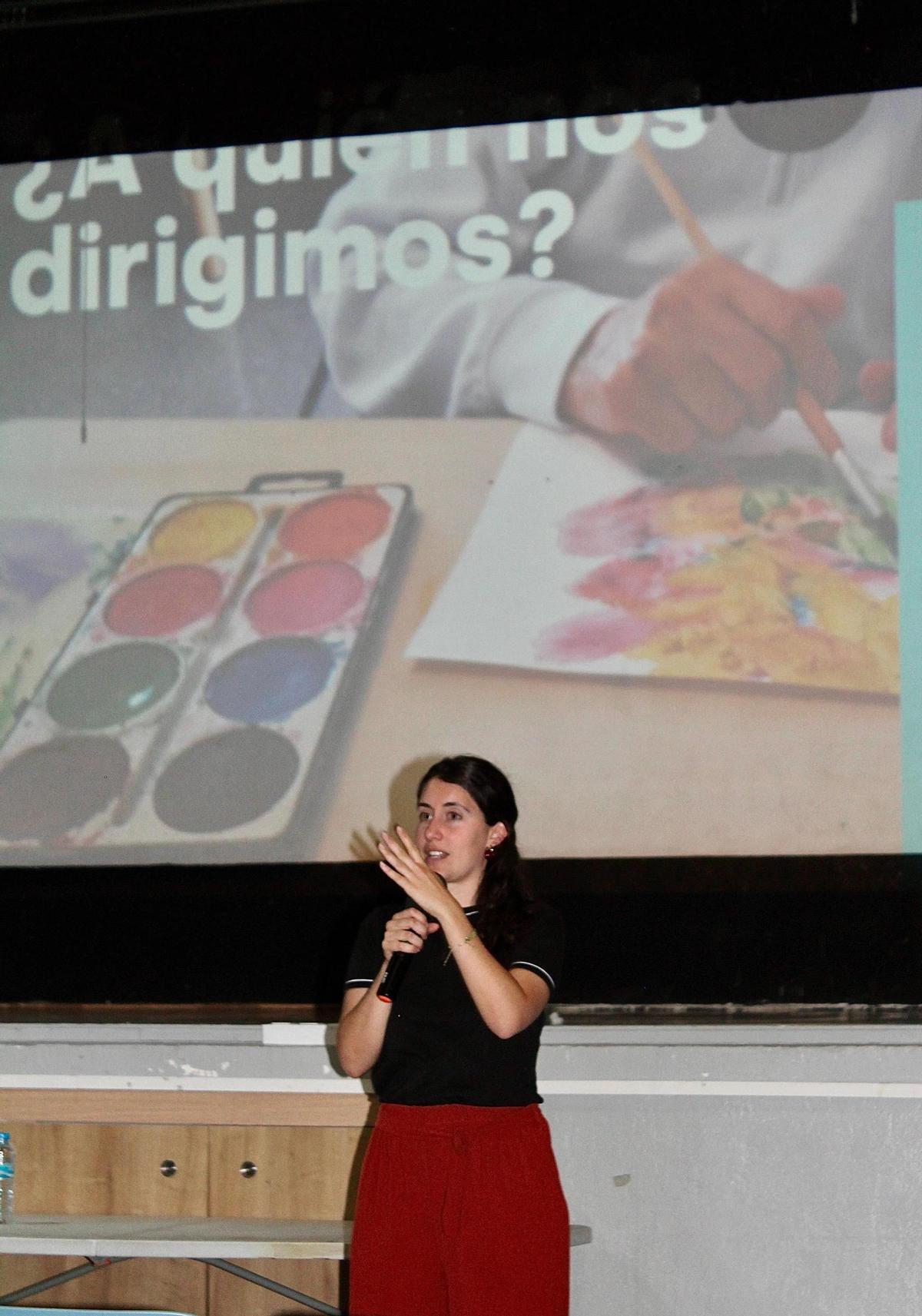 Silvia Fernández durante su intervención en el colegio Sant Antoni de Padua de Catarroja este jueves.