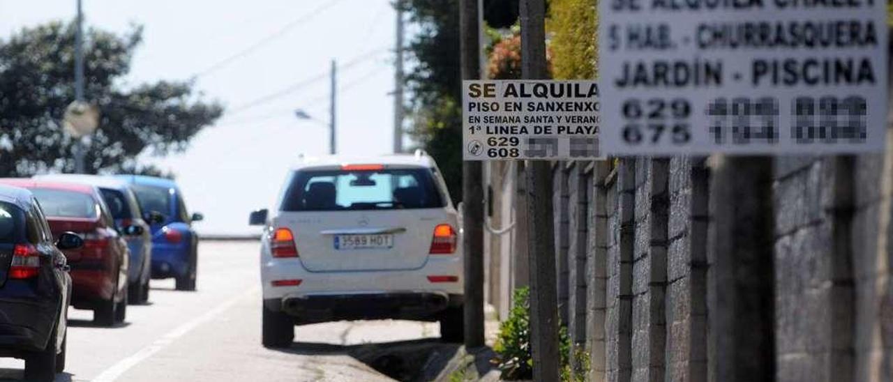 Carteles en los que se anuncia el alquiler de varios inmuebles en Sanxenxo. // Gustavo Santos