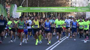 Cientos de corredores participan en la XII Carrera contra el Cáncer, organizada por la Asociación Española Contra el Cáncer, este domingo en Madrid. EFE/Víctor Lerena