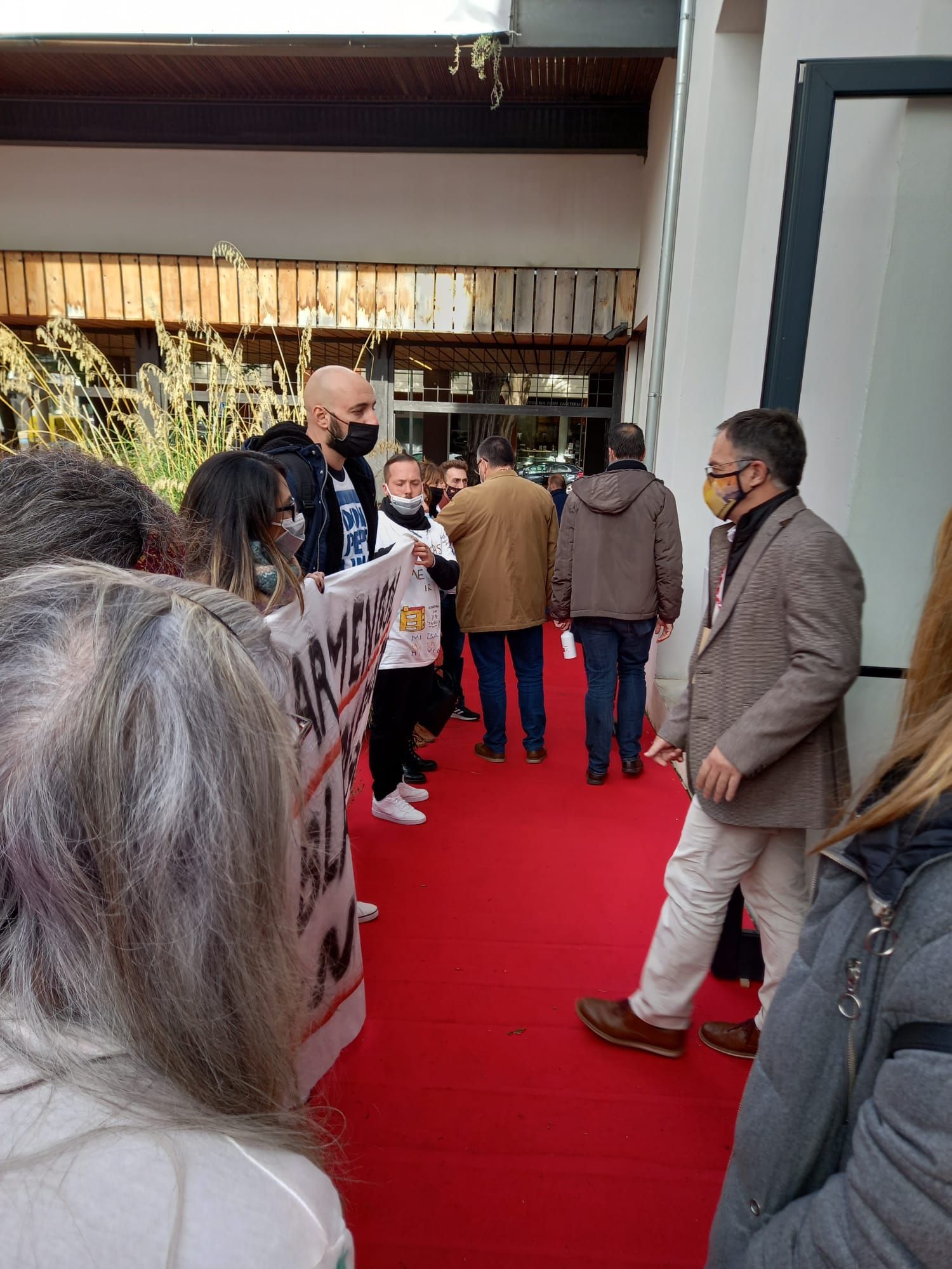 Protesta de los vecinos del Don Pepe en el Congreso del PSIB en Mallorca.