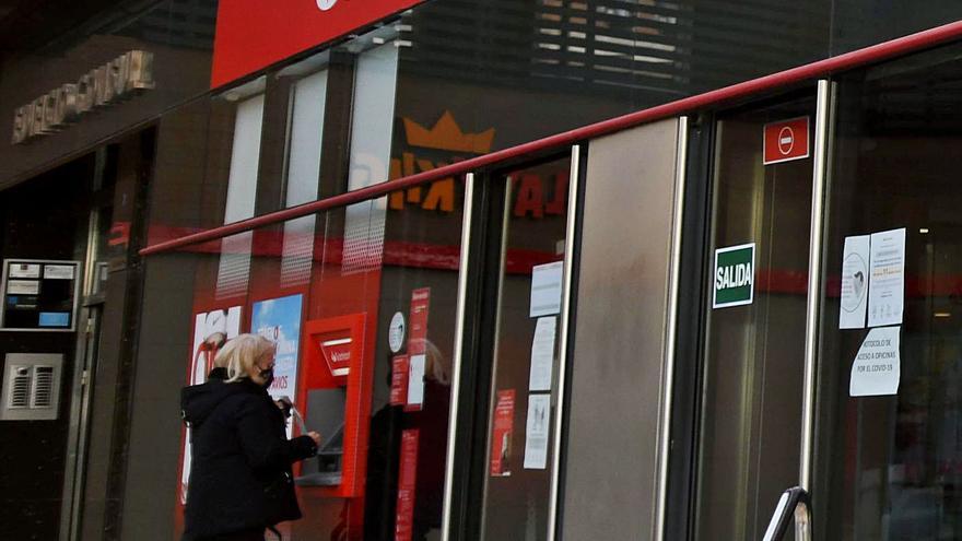 Las familias murcianas se endeudan con los bancos en 823 millones más