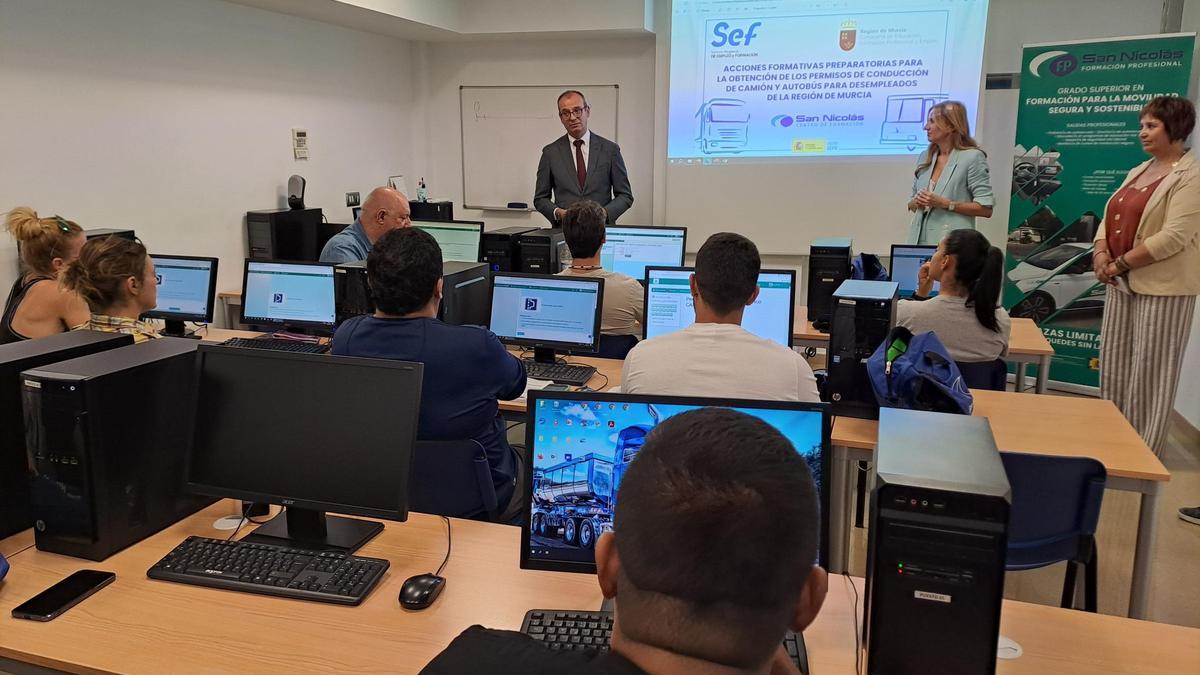 El consejero de Educación, Formación Profesional y Empleo, Víctor Marín, visita a los alumnos del curso gratuito del SEF para obtener el permiso de camión, en la autoescuela San Nicolás de Murcia.