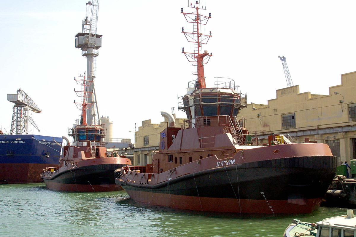 Remolcadores del Grupo Boluda en el Puerto de València, construidos en el antiguo astillero Unión Naval.