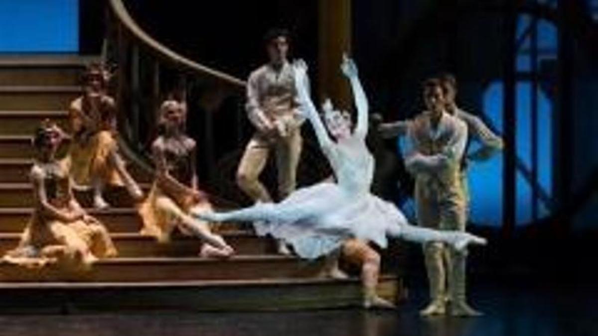 Un momento del ballet "Cendrillon".