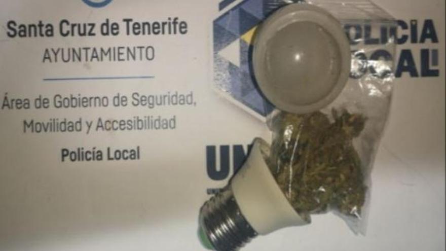 Bombilla interceptada que contenía marihuana en su interior.