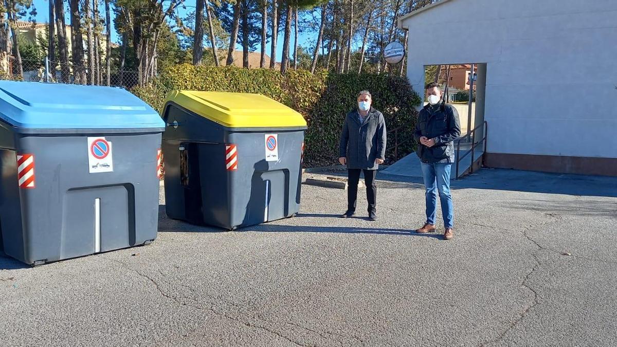 Los concejales Juan Carlos Cruzado y Javier Domingo junto a nuevos contenedores.