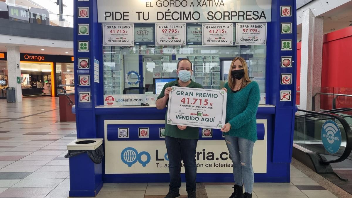 Trabajadores de la administración del Centro Comercial Plaza Mayor posan con el último premio repartido.