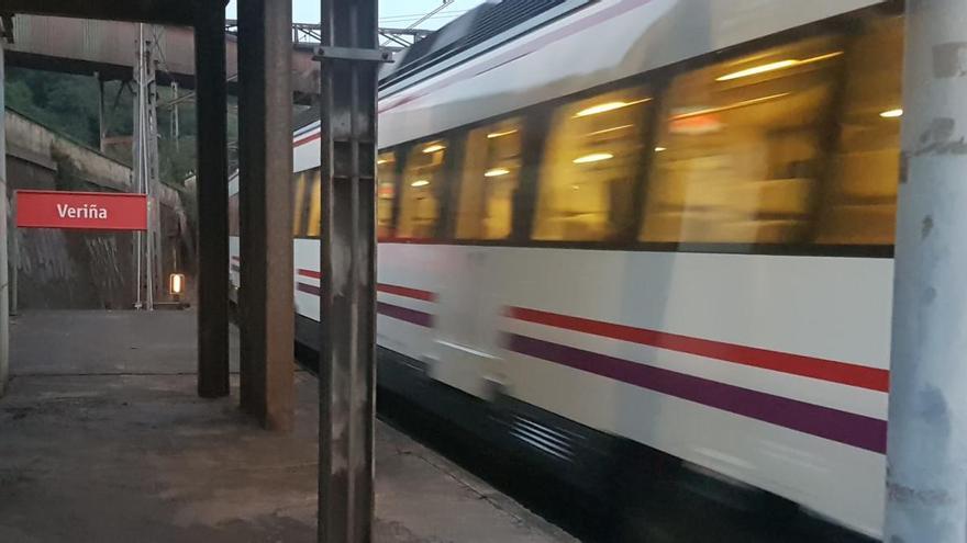 Un tren de ceranías, a su paso por Veriña.