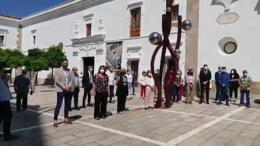 La Asamblea de Extremadura guarda un minuto de silencio en memoria de los fallecidos por covid-19