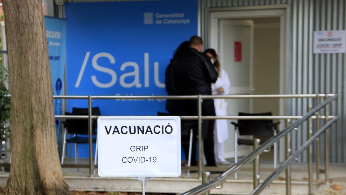 Cartell que indica que en aquest mòdul s’administra la vacuna de la grip, i també la de la covid | ACN/LAURA FÍGULS