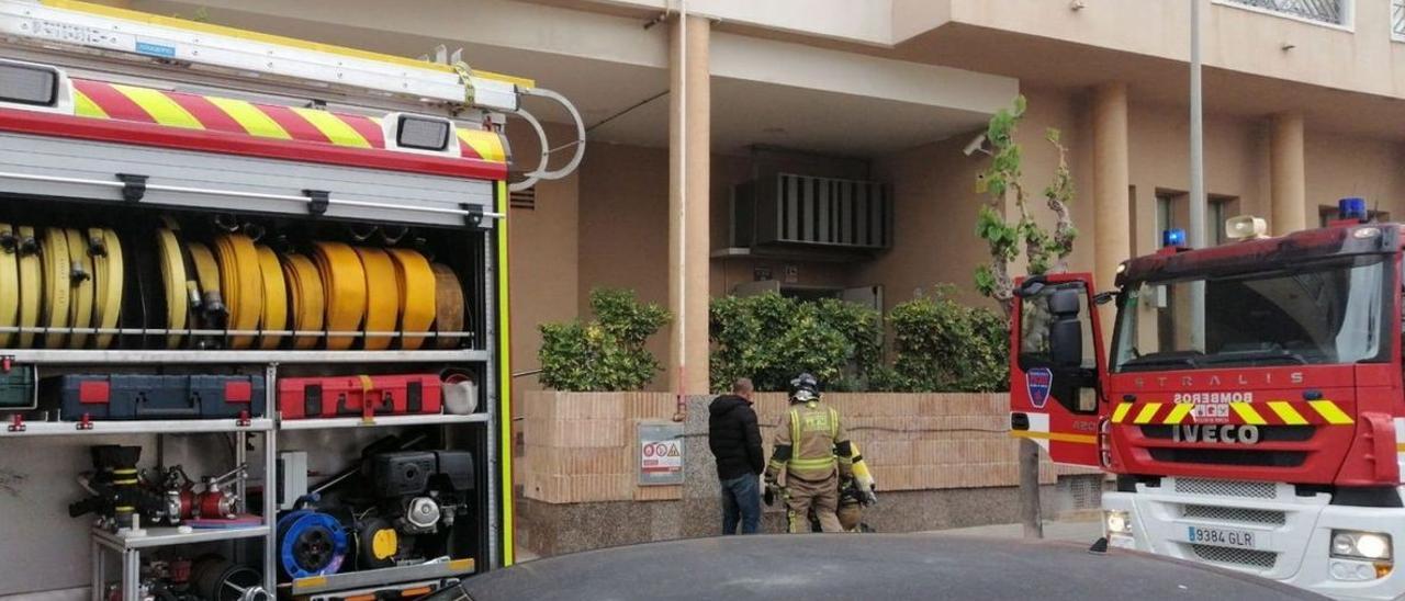 Bomberos del Consorcio se movilizan a un incendio en un establecimiento hotelero de Los Narejos el pasado miércoles.  | BOMBEROS DEL CONSORCIO