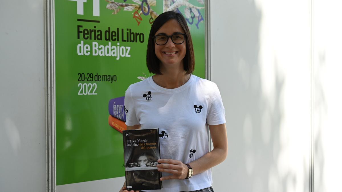 Inés Martín, ayer, con su novela en la Feria del Libro de Badajoz.