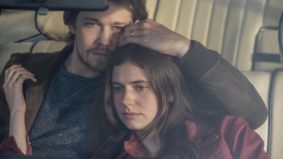 Joe Alwyn (Nick) y Alison Oliver (Frances) en 'Conversaciones entre amigos'.