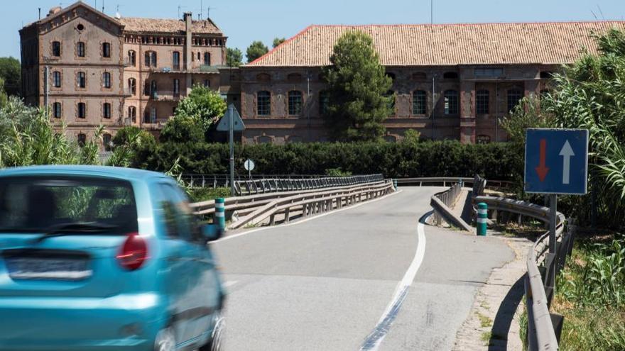 Entrada al poble de Cabrianes, amb la fàbrica Berenguer en primer terme