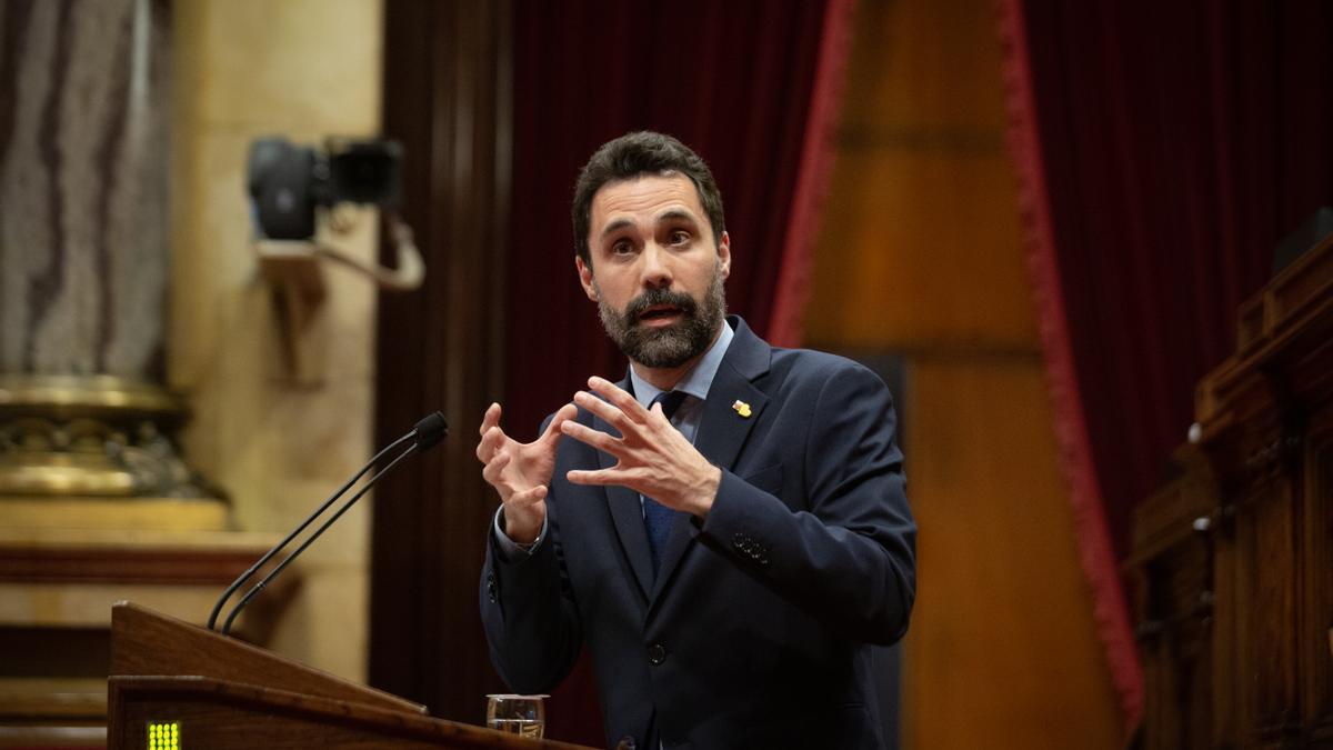 El conseller de Empresa y Trabajo de la Generalitat, Roger Torrent, interviene en una sesión plenaria, en el Parlament de Cataluña, a 10 de mayo de 2022, en Barcelona, Cataluña (España).  Foto de archivo.