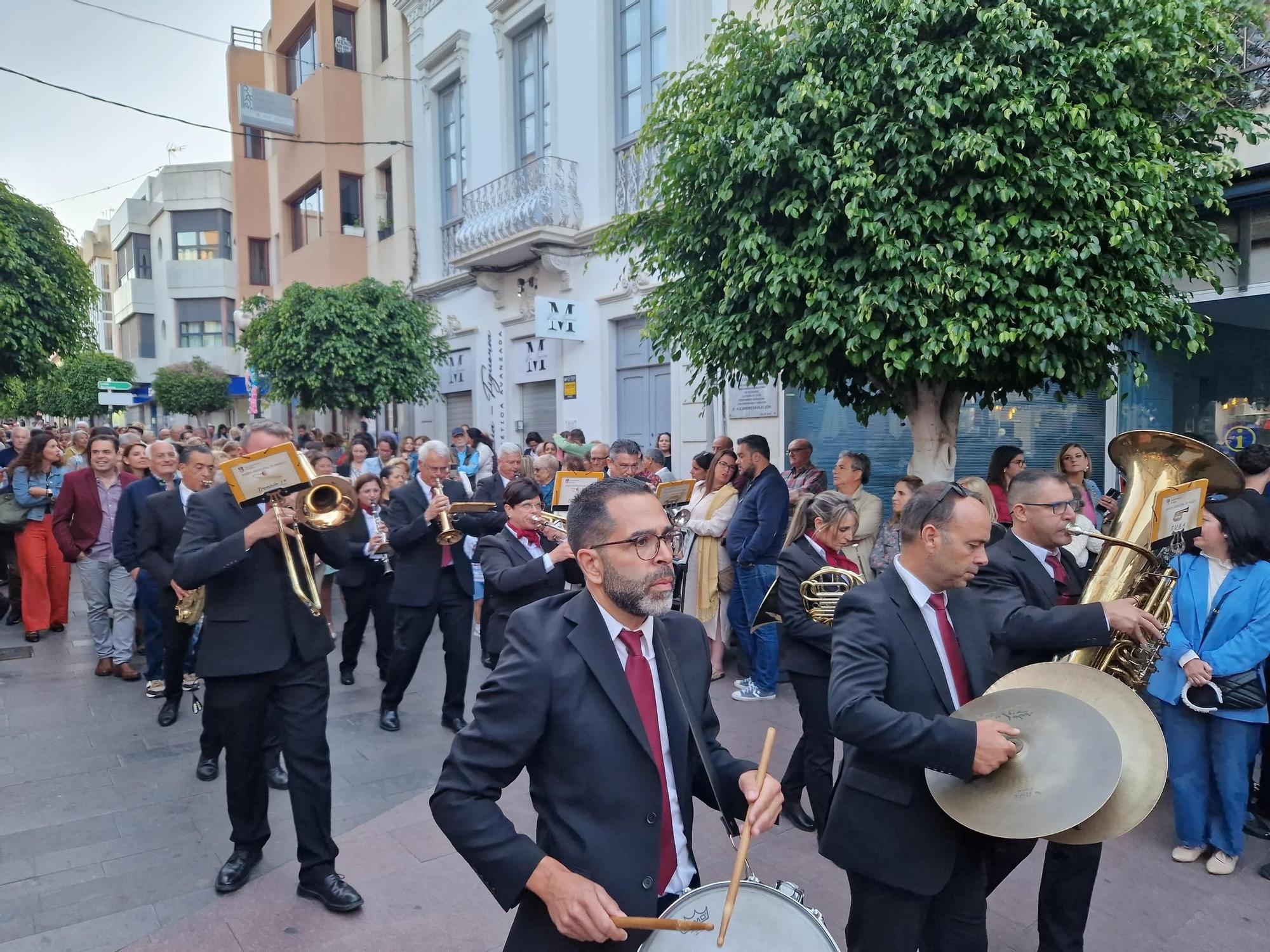 Procesión de la imagen de María Auxiliadora por las calles de San Gregorio, en Telde