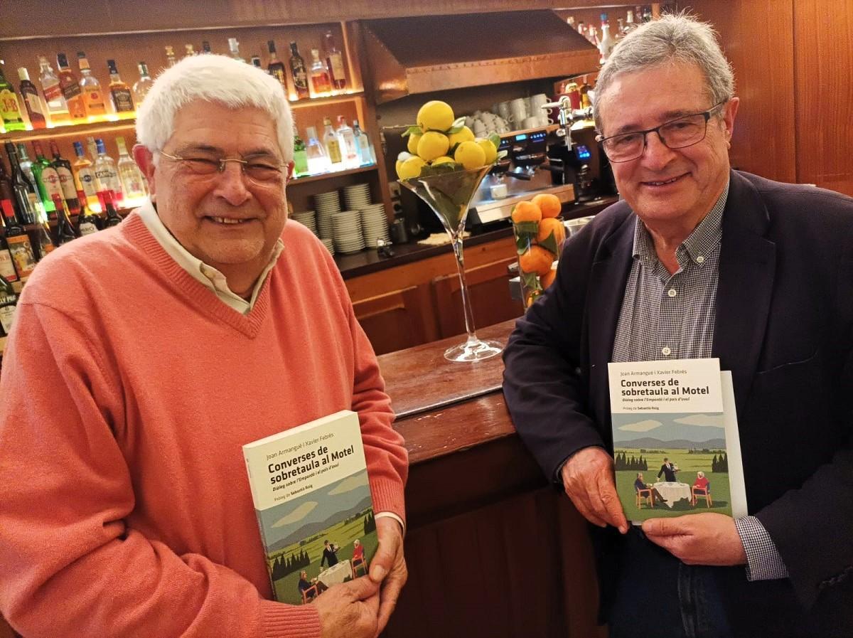Xavier Febrés i Joan Armangué a la barra del Motel amb el llibre.