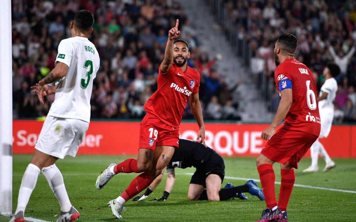 Matheus Cunha celebra su gol de anoche, el primero del Atlético en el Martínez Valero. |  // REUTERS