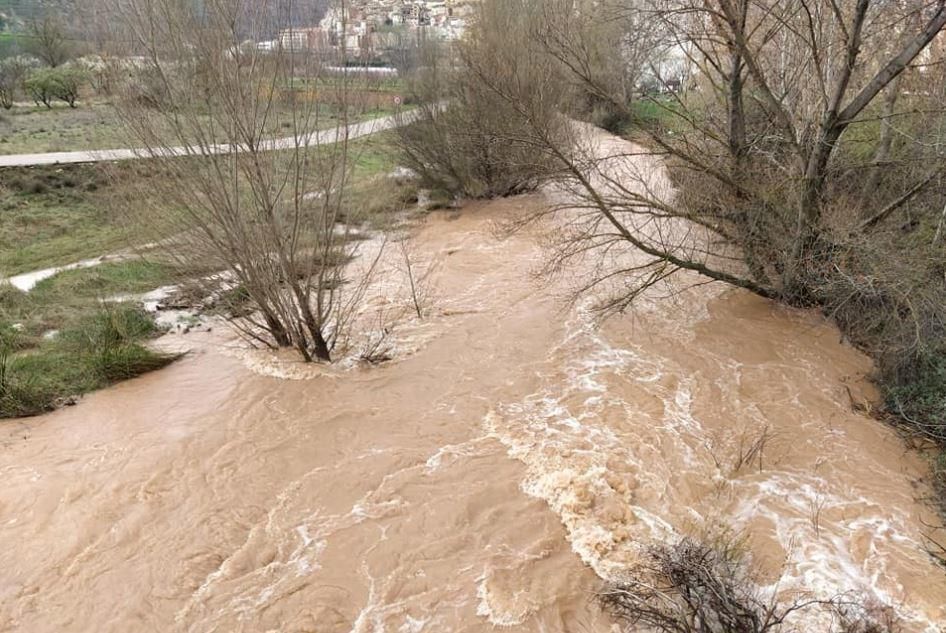 El río Túria se desborda a su paso por Ademuz